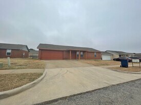 319 Kathy Ln in Granbury, TX - Building Photo