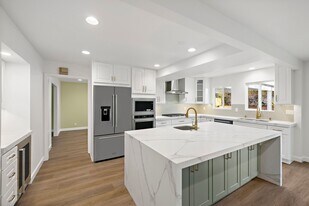 20152 Redlands Dr in Newport Beach, CA - Building Photo