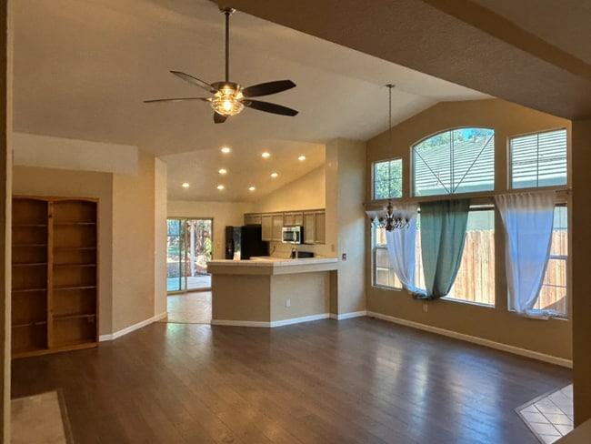 8464 Banyon Tree Ct in Elk Grove, CA - Foto de edificio - Building Photo