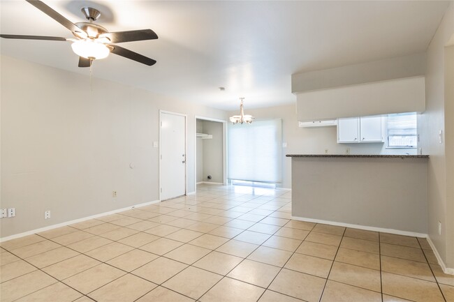 206 N Forest Dr in Willis, TX - Foto de edificio - Building Photo