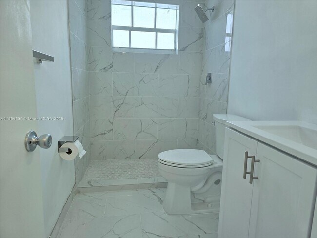 8000 Tatum Waterway Dr in Miami, FL - Building Photo - Building Photo