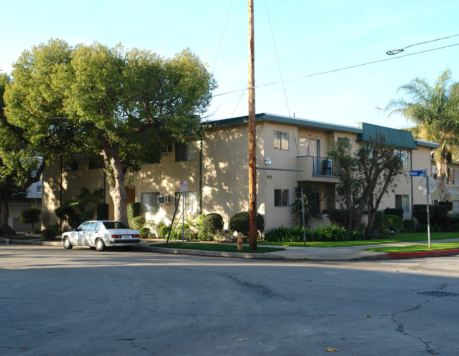 11327 Klump Ave in North Hollywood, CA - Building Photo