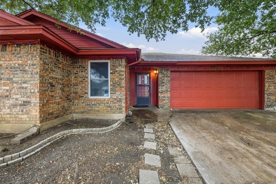 6444 Whitehurst Dr in Watauga, TX - Foto de edificio