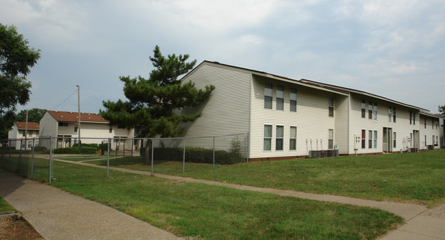 Village Green in Peoria, IL - Foto de edificio - Building Photo