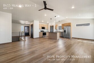 8415 Healing Wy in Rapid City, SD - Foto de edificio - Building Photo