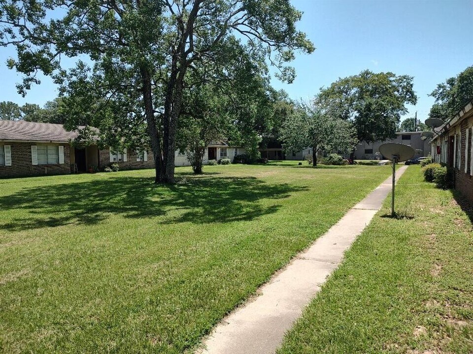 2000 Bahama Dr in Seabrook, TX - Building Photo