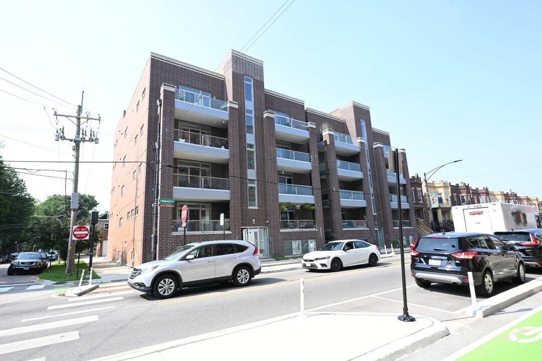 2703 W Belmont Ave in Chicago, IL - Building Photo