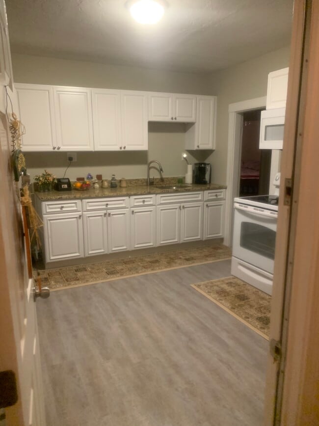 31 Snowling Rd, Unit Two in Uxbridge, MA - Foto de edificio - Building Photo