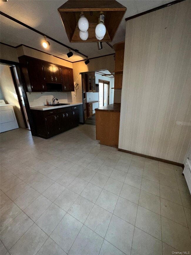 460 S Bayview Ave in Freeport, NY - Building Photo - Building Photo