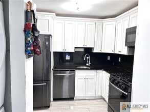 532 Cricket Ln in Woodbridge Township, NJ - Foto de edificio - Building Photo