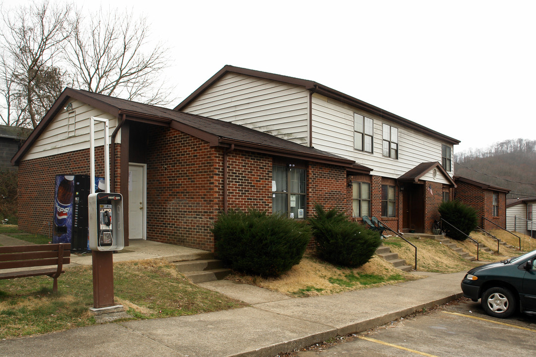 Lana Kay Apartments in Chapmanville, WV - Foto de edificio