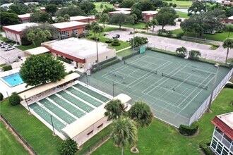 16 Vista Palm Ln, Unit 205 in Vero Beach, FL - Foto de edificio - Building Photo