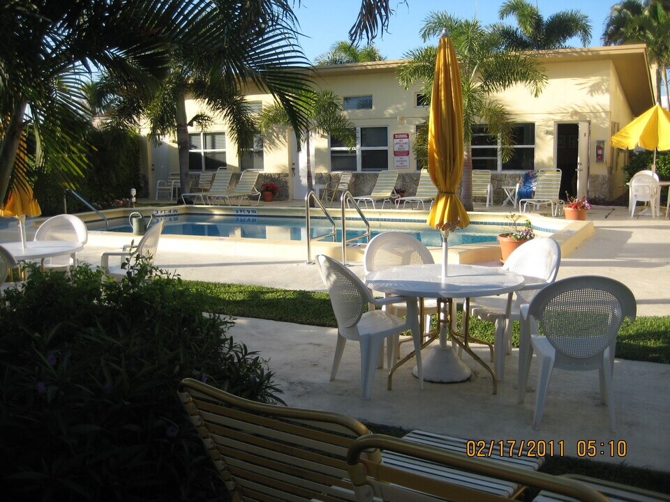 4532 Bougainvilla Dr, Unit 3 in Lauderdale-by-the-Sea, FL - Foto de edificio