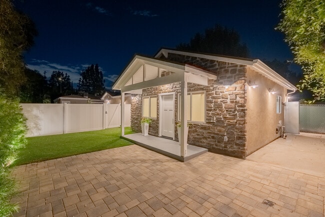 14902 Hesby St in Los Angeles, CA - Building Photo - Building Photo