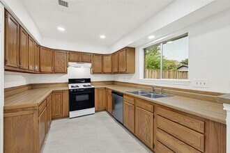 20026 Faye Oaks Dr in Humble, TX - Foto de edificio - Building Photo