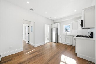 13 W Hoffman Ave in Lindenhurst, NY - Foto de edificio - Building Photo