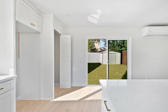 2051 E Harding St, Unit 2053 E Harding St in Long Beach, CA - Foto de edificio - Building Photo