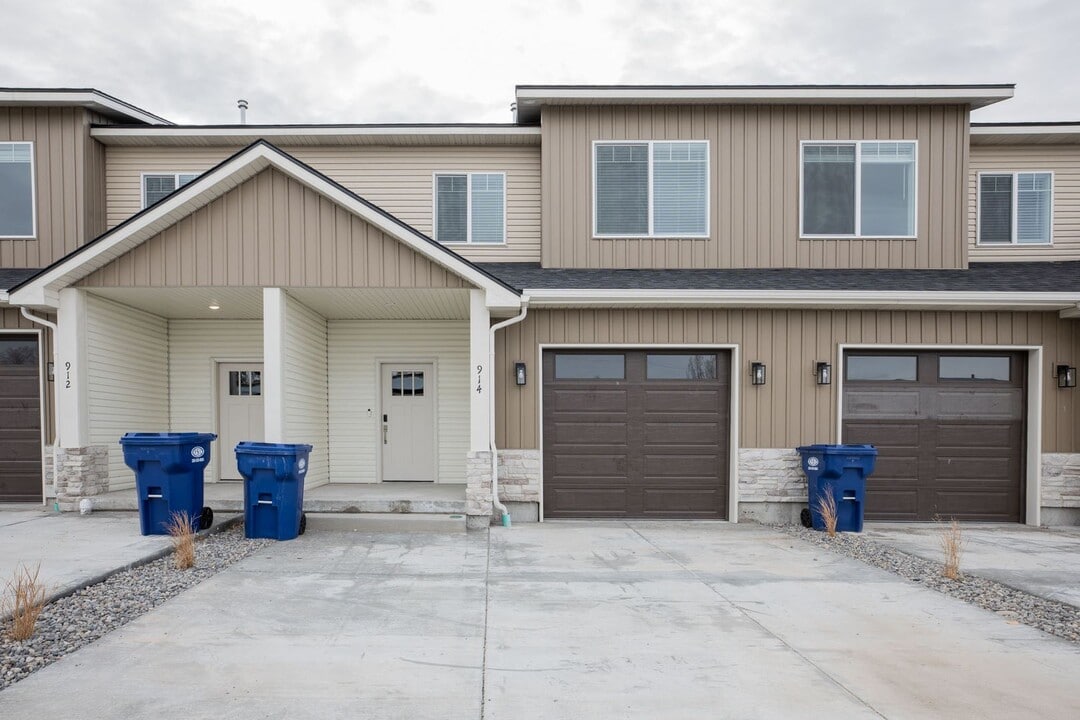 914 Home Run Ave in St Anthony, ID - Building Photo
