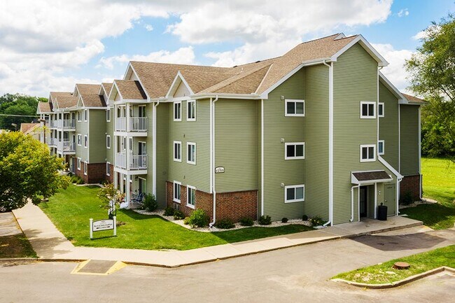 Cascade Falls in Stoughton, WI - Foto de edificio - Building Photo