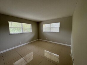 8060 Fairview Dr, Unit 201 in Tamarac, FL - Foto de edificio - Building Photo