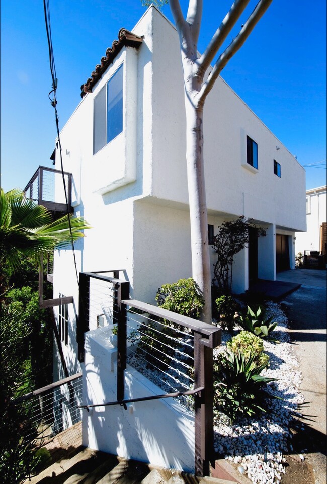2013 Cyprean Dr in Los Angeles, CA - Building Photo - Building Photo