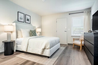 Sandburg Studios in Madison, WI - Foto de edificio - Interior Photo