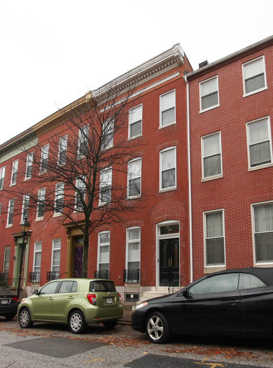 821 Hollins St in Baltimore, MD - Building Photo