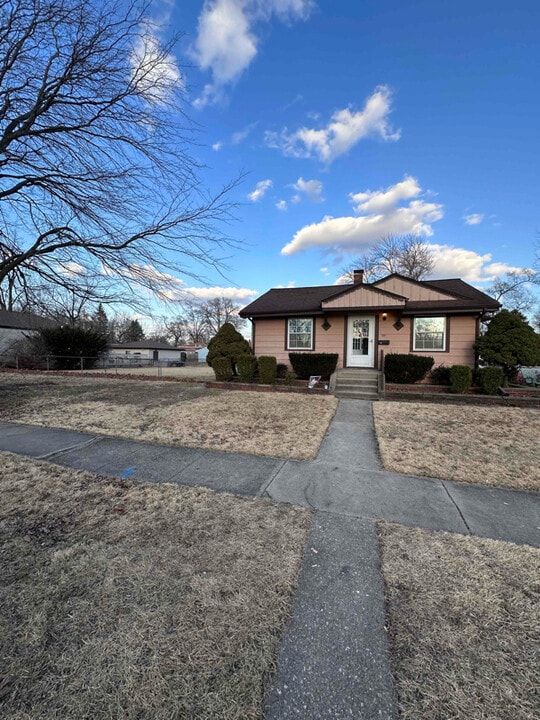 325 N Cavender St in Hobart, IN - Foto de edificio