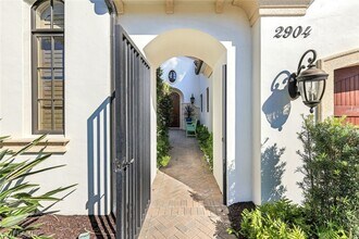 2904 Tiburon Blvd E in Naples, FL - Building Photo - Building Photo