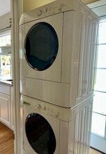 10748 Charnock Rd in Los Angeles, CA - Foto de edificio - Building Photo