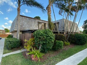 1011 Springdale Cir in Palm Springs, FL - Building Photo - Building Photo