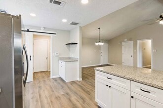259 E Castle Harbour Dr in Friendswood, TX - Foto de edificio - Building Photo