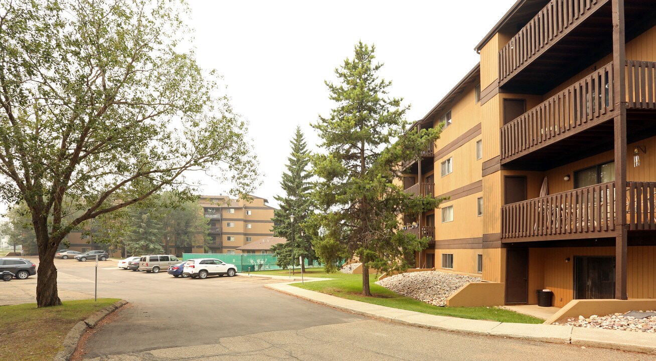 Pineridge Apartments in Edmonton, AB - Building Photo