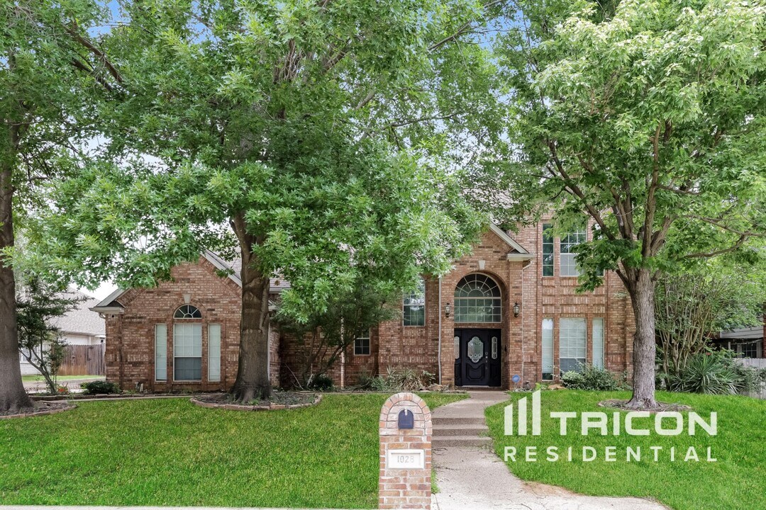 1028 Pebble Beach Dr in Mansfield, TX - Building Photo