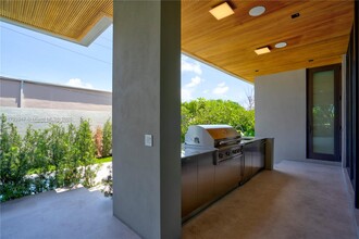 735 Fernwood Rd in Key Biscayne, FL - Foto de edificio - Building Photo