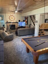 166 Center Rd in Woodbridge, CT - Foto de edificio - Building Photo