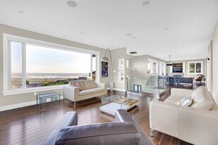 494 Craigmohr Dr in West Vancouver, BC - Building Photo