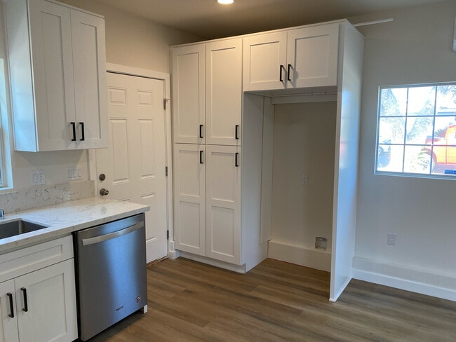 8415 Beckford Ave, Unit B in Northridge, CA - Building Photo - Building Photo