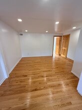 2068 33rd St, Unit 2 in Astoria, NY - Foto de edificio - Building Photo