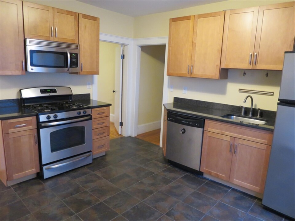 33 Lewis St in Somerville, MA - Building Photo