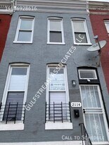 2114 Hollins St in Baltimore, MD - Building Photo