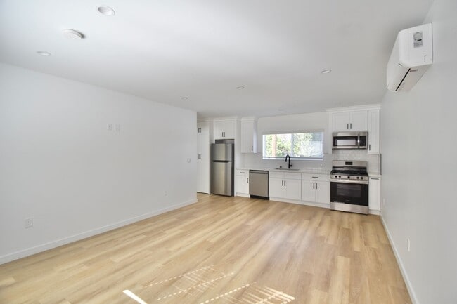 11645 Moorpark St, Unit 11649 in Los Angeles, CA - Foto de edificio - Building Photo