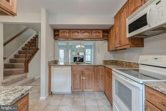 2440 S Walter Reed Dr in Arlington, VA - Building Photo - Building Photo