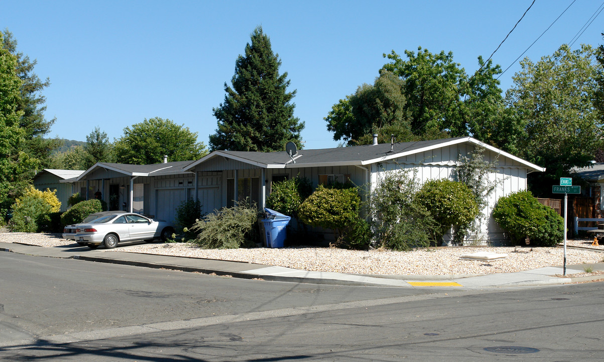 4004 Franks Ct in Santa Rosa, CA - Foto de edificio