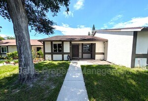 2275 Alden Ln in Palm Harbor, FL - Building Photo