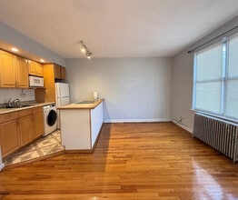 40-31 202nd St in Queens, NY - Foto de edificio - Building Photo