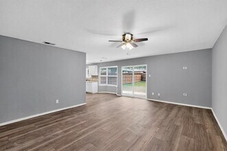 5717 Macrae St in Haltom City, TX - Foto de edificio - Building Photo