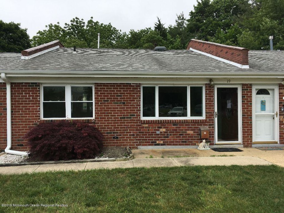 19 River Edge Dr in Brick, NJ - Building Photo