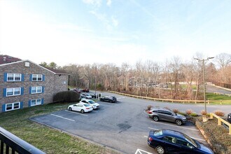 610 S Franklin St in Holbrook, MA - Foto de edificio - Building Photo