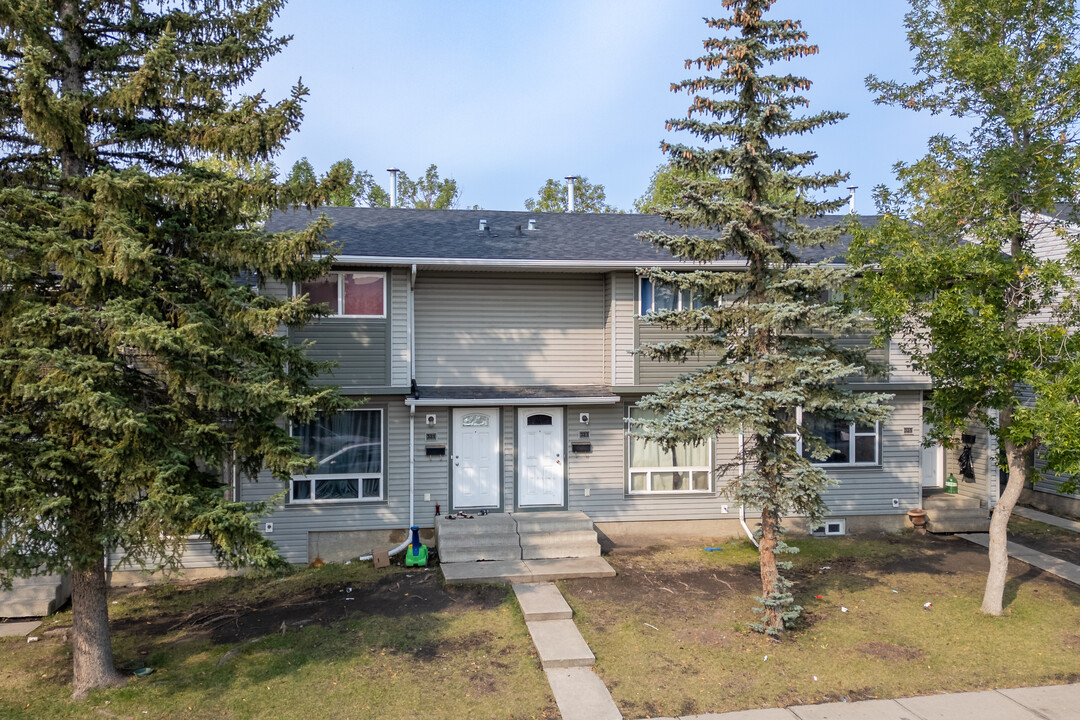 300-390 Falconridge Cres NE in Calgary, AB - Building Photo